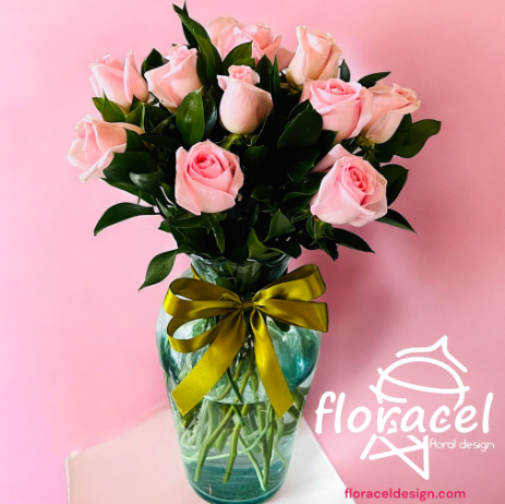 Jarrón de 12 rosas rosas