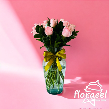 Jarrón de 12 rosas rosas