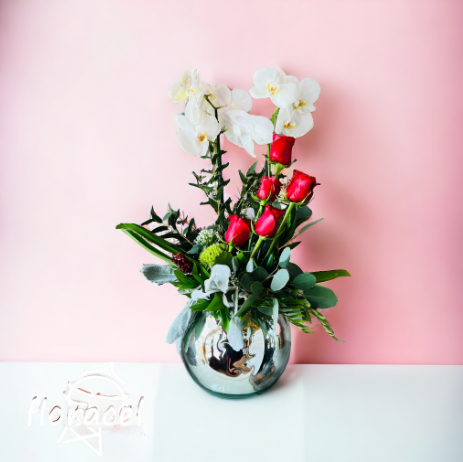 Pecera plata con rosas y orquídea
