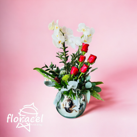 Pecera plata con rosas y orquídea