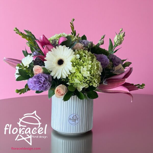 Arreglo estilizado en Bace de cerámica blanca