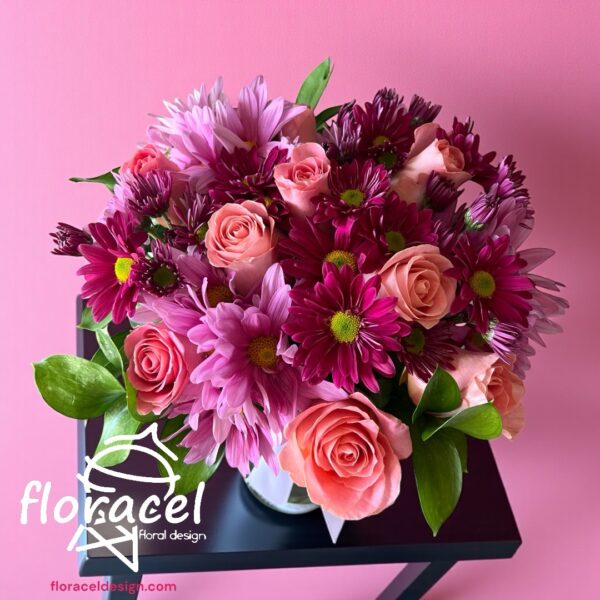 Jarrón de margaritas y rosas