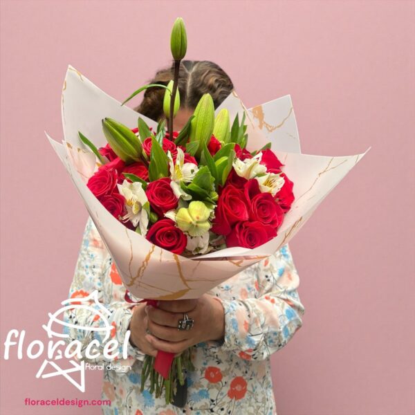 Ramo de Rosas y lilys